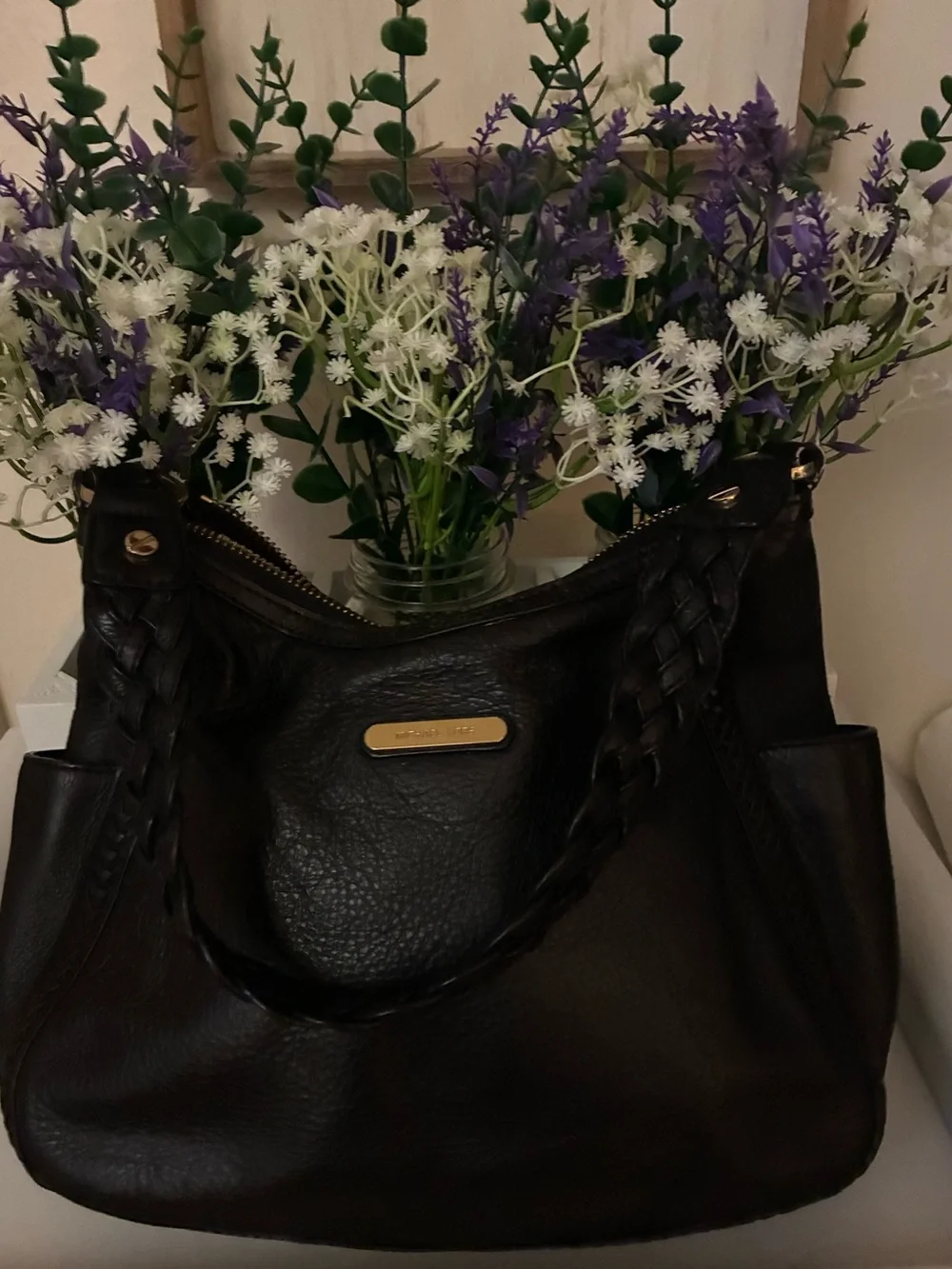 MICHEAL KORS BLACK LEATHER POCKET BOOK.